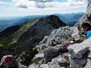 84 Scendendo con cautela tra massi rocciosi 